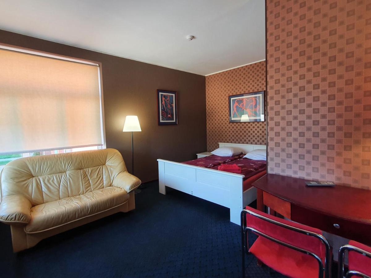 Otra Elpa Hotel Валка Екстериор снимка